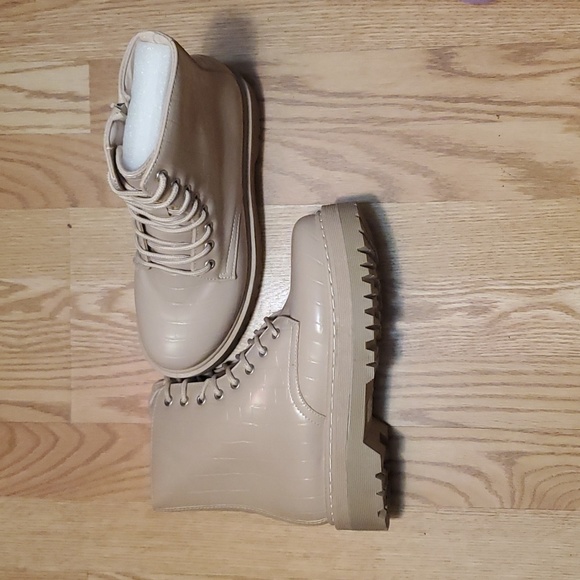 NWT, Croco Style Lug Sole Tan/Cream Boots, Size 8, Faux Leather - Picture 3 of 7